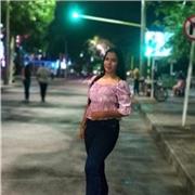 La Profesora da clases de español a muchos niños